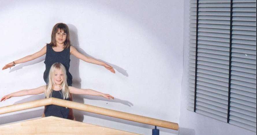 Jana und Laura sind immer so alt, wie die Möbelmacher, gegründet 1988