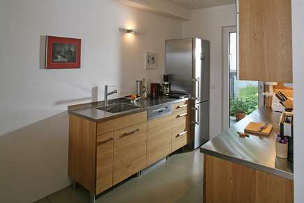 Eichen-Vollholzküche mit Edelstahlarbeitsplatte