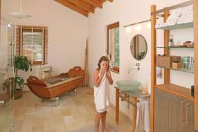 Badezimmer aus Buche-Massivholz mit Edelstahl-Lochblech und Holzbadewanne 