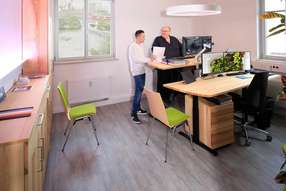 Massivholzbüros, KKonferenzraum samt Küche und Empfangsbereich