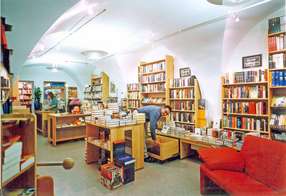 Bücherregale in der Buchhandlung