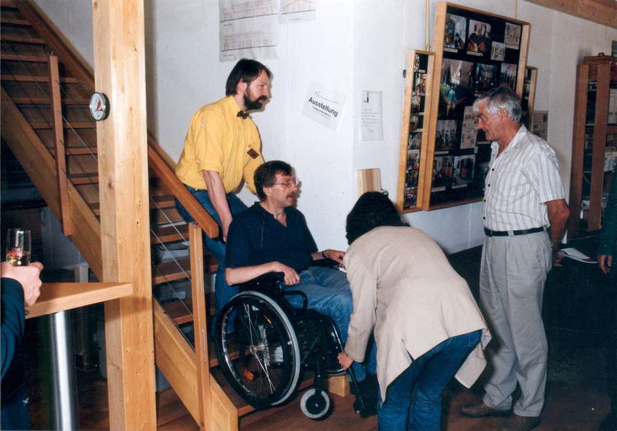 Ausstellung mit Rollstuhl über die Treppe erreichbar  